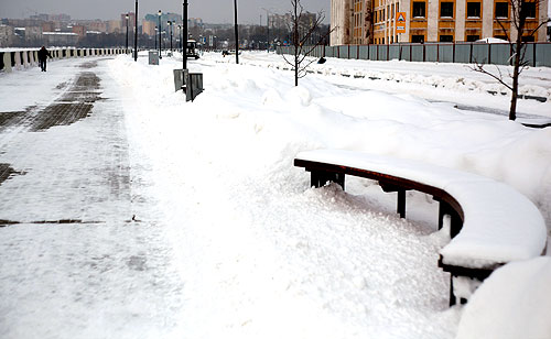 Набережная Ижевского пруда не предназначена для зимних прогулок. В феврале здесь темно, холодно и безлюдно. Вид занесенных снегом разрушающихся зданий довершает атмосферу вымершего города.