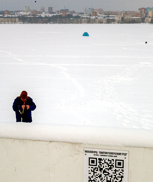 Остроумное «ноу-хау» ижевских рыбаков позволяет рыбачить в любой мороз.